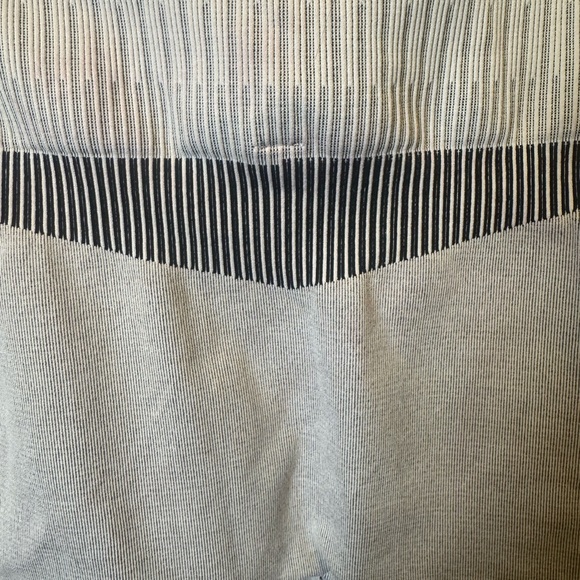 Stylish Gray Sports Bra and Leggings Set Sz L - Picture 7 of 13